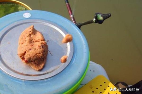 钓水鱼怎样挂饵料好用（钓水鱼要用什么东西钓）