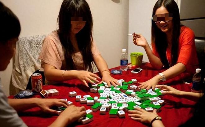 女生挂点滴打麻将照片（女生挂点滴打麻将照片真实）