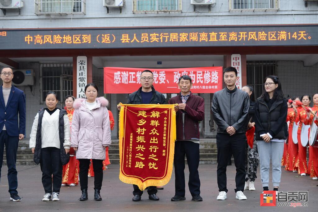 两根杆子挂横幅捕鱼（两杆竹竿加网捕鱼）