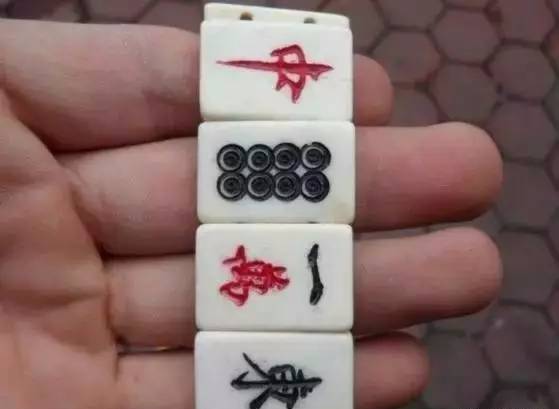 小麻将兔子挂坠怎么挂视频（麻将摆小白兔）