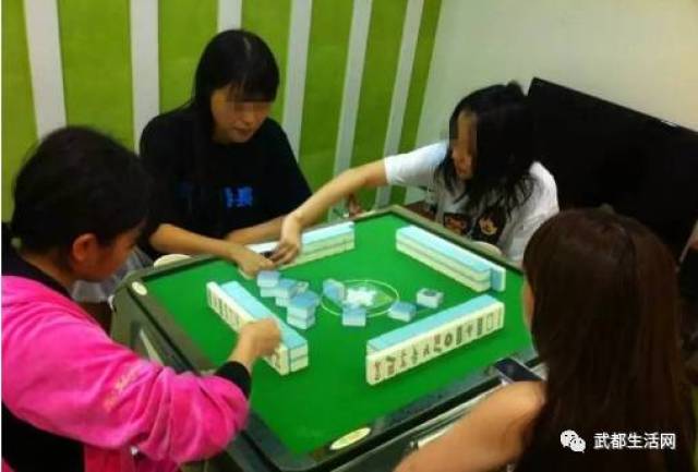 麻将桌球聊天室怎么开挂（桌球怎么打牌）