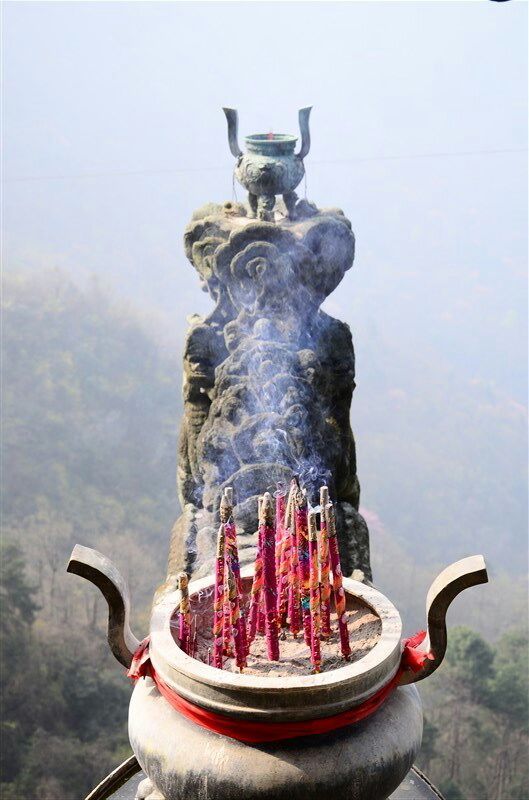 武当山上挂的什么字牌（武当山上供奉的谁）