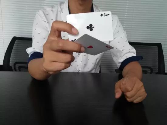 玩家必备教程普通扑克牌九手法怎样作弊方法—详细解说+新浪科技