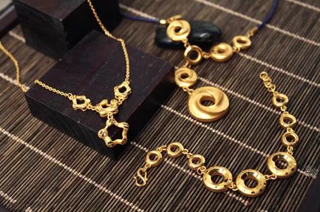 黄金挂坠小金花怎么编好看（黄金挂坠怎么编绳）