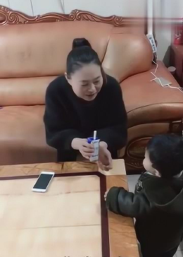 女儿挂点滴妈妈斗地主（妈妈要斗地主）