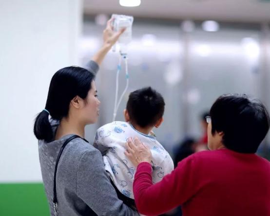 女儿挂点滴妈妈斗地主（妈妈要斗地主）