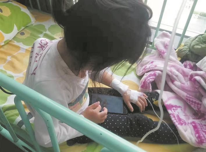 女儿挂点滴妈妈斗地主（妈妈要斗地主）