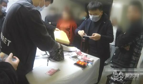 「热点资讯」普通扑克牌斗牛魔术纯手法《新浪科技 讲解窍门》