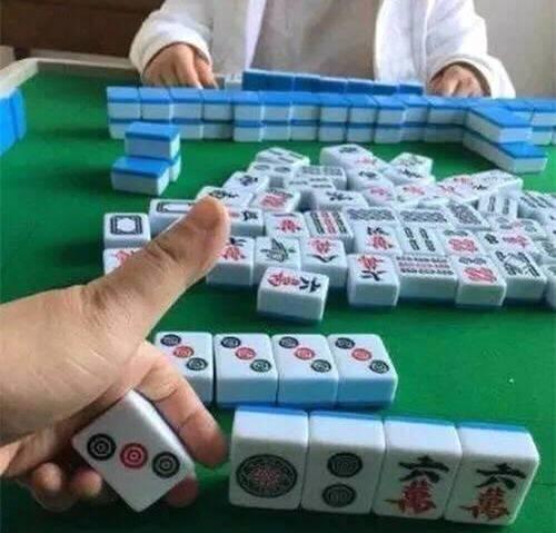 挂瓶打麻将照片图片搞笑（挂瓶打麻将照片图片搞笑视频）